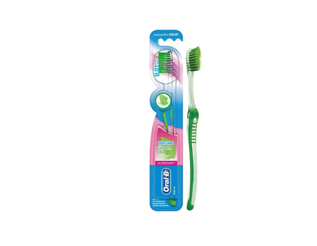 Bàn chải đánh răng Oral-B tinh chất trà xanh làm sạch răng miệng (Vỉ 1 chiếc)