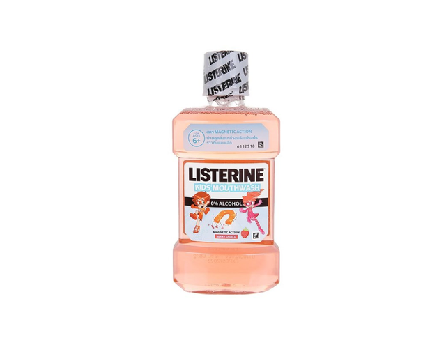 Nước súc miệng Listerine Kids Mouthwash hương dâu tây giúp răng chắc khỏe và ngăn ngừa sâu răng (Chai 250ml)