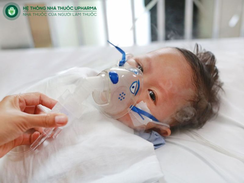 đưa trẻ đi khámnếu trẻ có biểu hiện thở nhanh bất thường