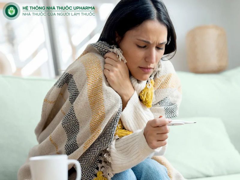 sốt là biểu hiện sỏi thận ở nữ