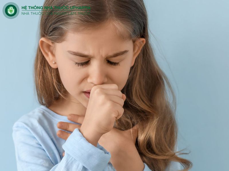 Trẻ ho có đờm thường biểu hiện bằng nhiều triệu chứng đi kèm