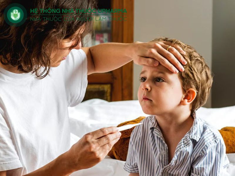 đưa trẻ đi khám nếu sốt cao liên tục
