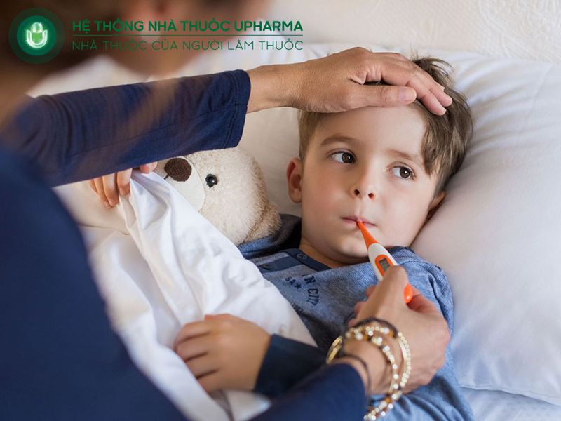 trẻ sốt cao cần đưa đi khám