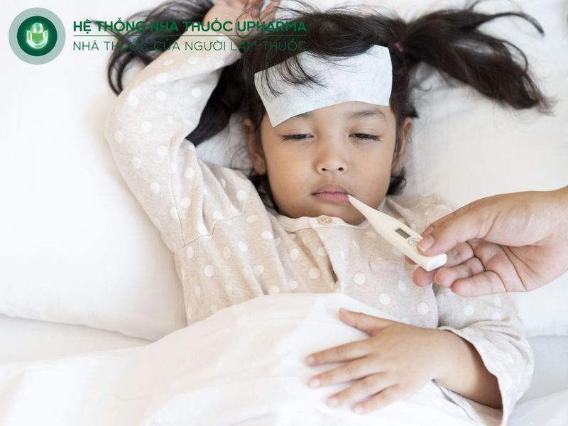 Không nên tắm khi trẻ đang bị sốt cao