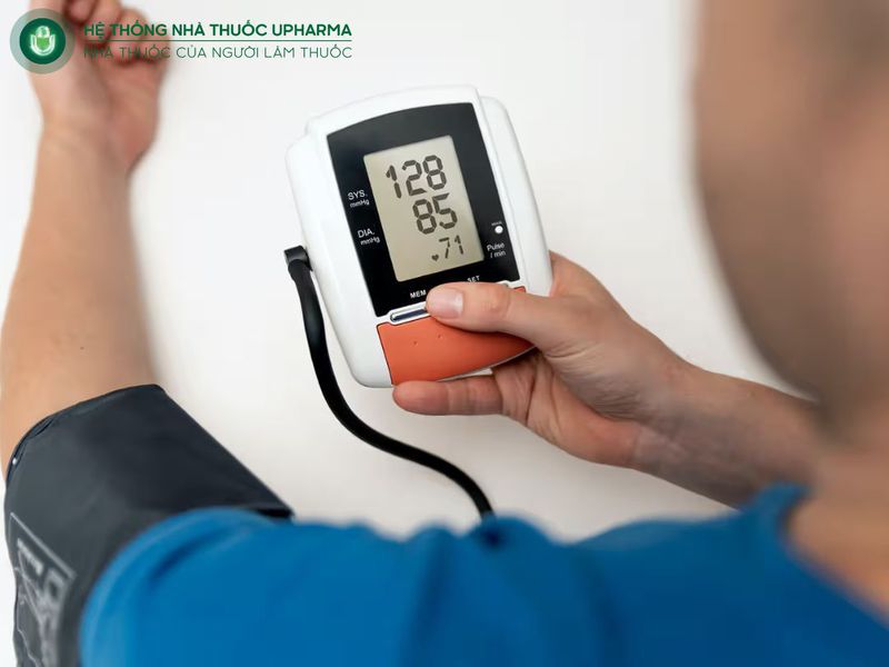 kiểm soát huyết áp chặt chẽ