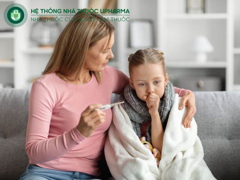 Kiểm tra nhiệt độ cơ thể trước khi cho trẻ tắm