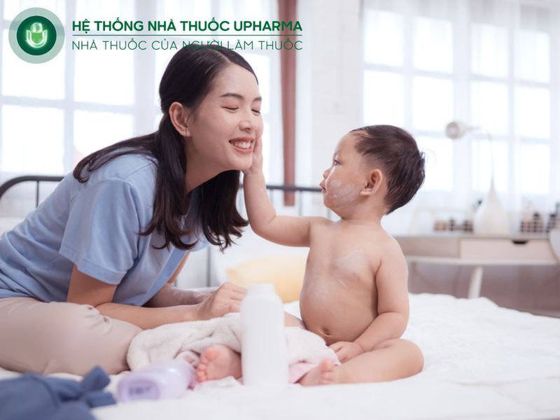 Lau khô người cho bé ngay sau khi tắm xong