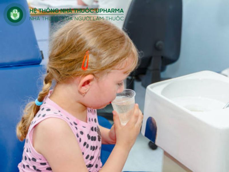 trị viêm phế quản cho bé bằng nước muối