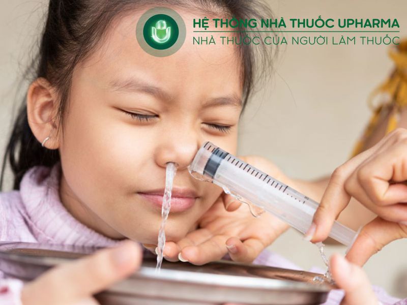 rửa mũi bằng nước muối sinh lý
