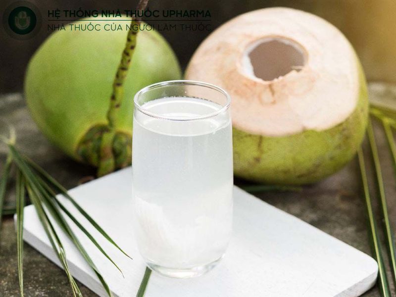 người mắc đái tháo đường không nên uống nước dừa