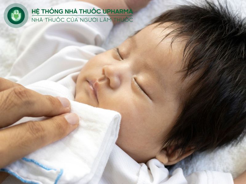 lưu ý khi tắm cho trẻ bị viêm tiểu phế quản