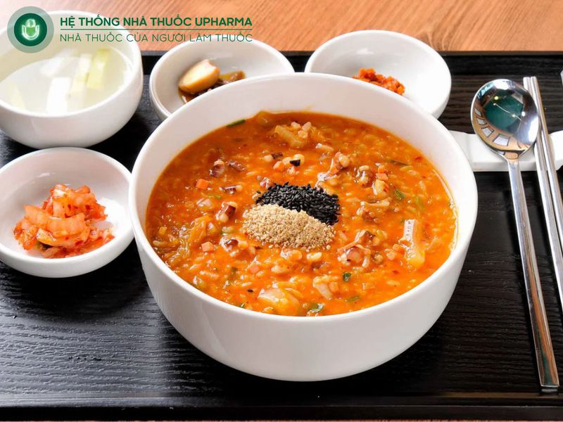 bé bị ho không nên ăn cháo quá nóng hoặc quá nguội