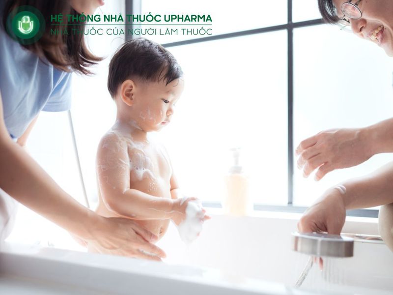 trẻ bị viêm phế quản có nên tắm không