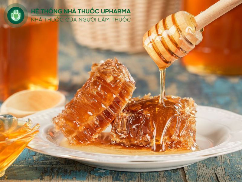 trẻ bị ho nên ăn mật ong