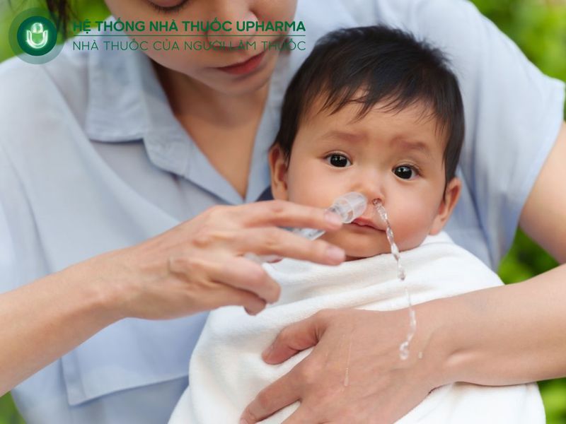 vệ sinh mũi cho trẻ