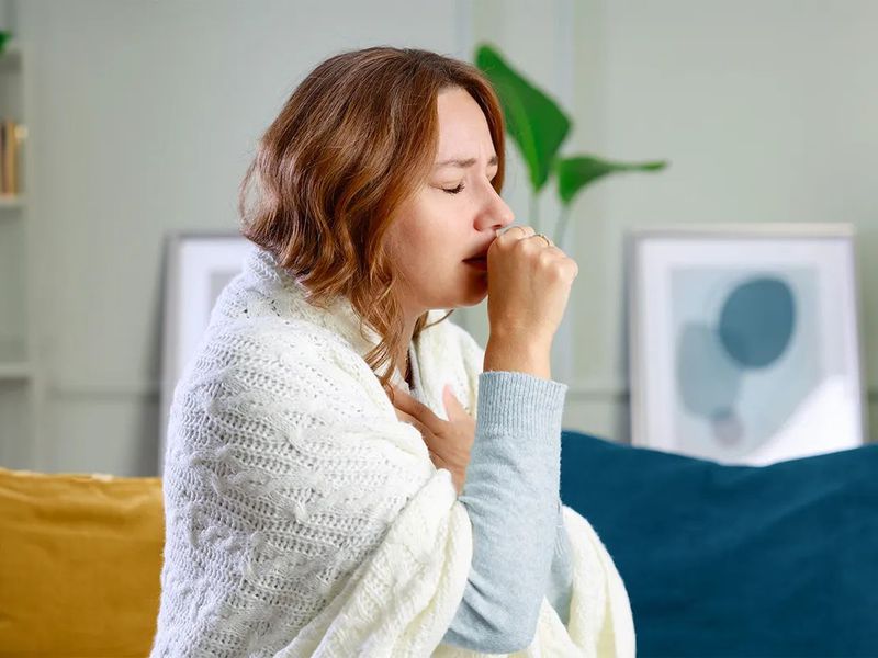 Vi khuẩn gây bệnh có thể lây lan khi ho